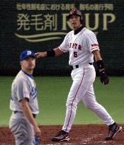 Giants' Kiyohara hits three-run homer off Dragons' Bunch